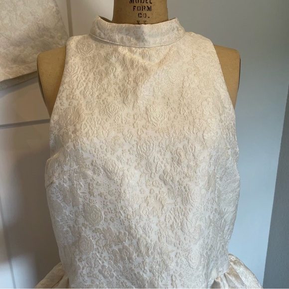 TCEC- SZ M Cream Organza Peplum Floral Brocade Top and Shorts Set - Picture 7 of 8